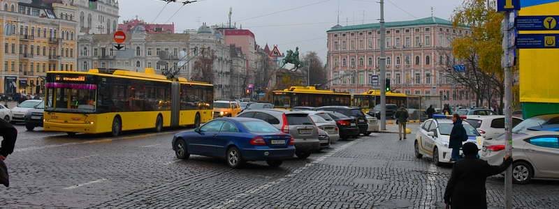 В центре Киева девушка на Mercedes устроила дорожный коллапс