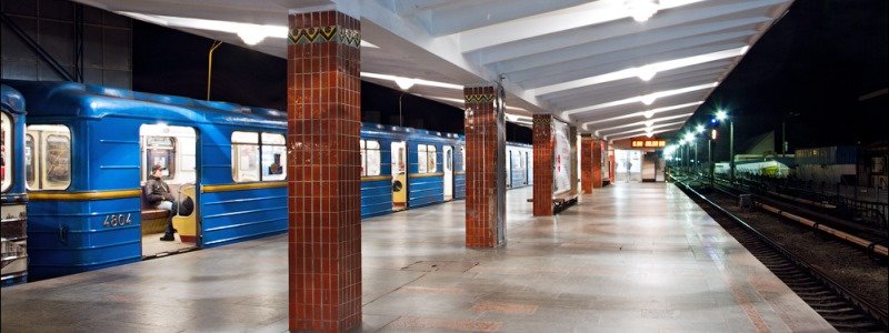 В Киеве на рельсы метро упал человек: первые подробности
