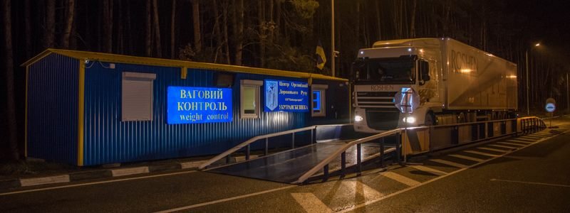 На въезде в Киев грузовики проходят весовой контроль