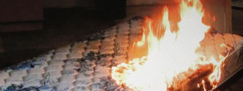 В Киеве пожилая женщина едва не погибла из-за горящего матраца