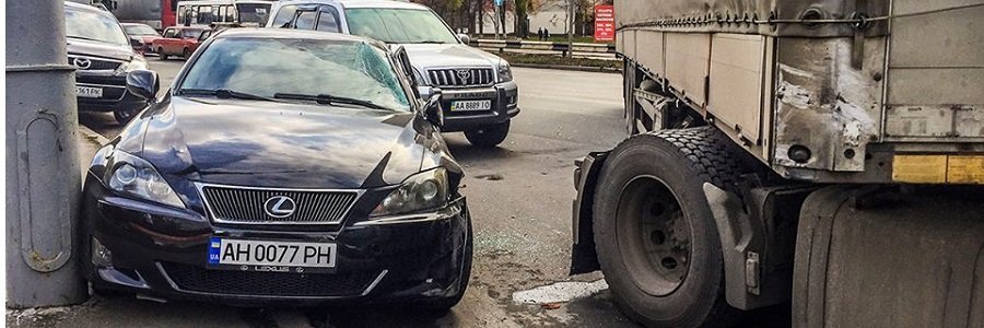 В Киеве водитель Lexus протаранил фуру и засыпал ее осколками своего авто