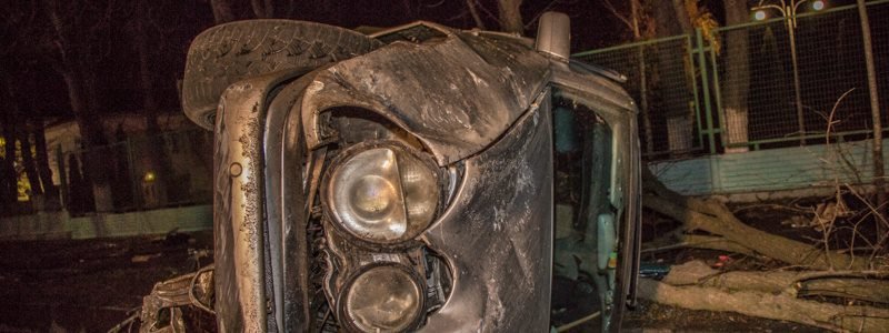 В Киеве в результате ДТП перевернулось авто: есть пострадавшие