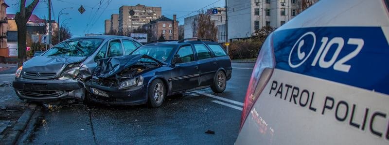 В Киеве таксист попал в ДТП, выполняя заказ: пассажиры пострадали