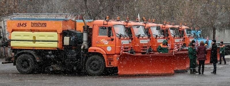 Первый снег в Киеве: дороги посыпают солью, а улицы и въезд в город могут перекрыть