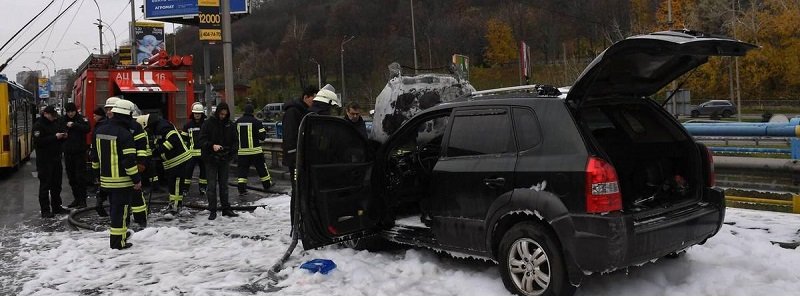 В Киеве загорелся Hyundai с двумя пассажирами