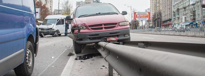 В Киеве три машины попали в ДТП из-за рискового 83-летнего дедушки