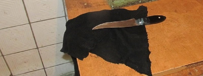 В Киеве мужчина получил ножом в живот от брата за избиение матери
