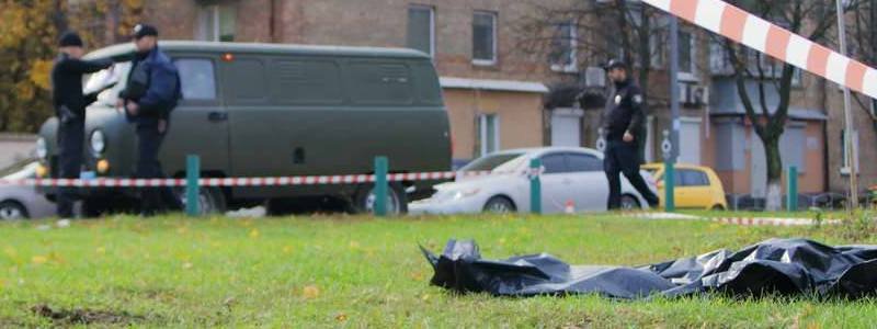В Киеве на проспекте Соборности нашли труп с метлой