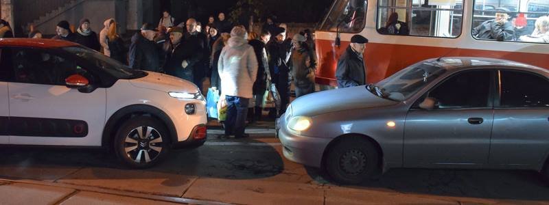 ДТП с участием трамвая и Daewoo Lanos парализовало движение в центре Киева
