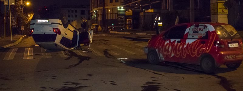 Авария на Тверской: Geely врезался в Daewoo Matiz и перевернулся