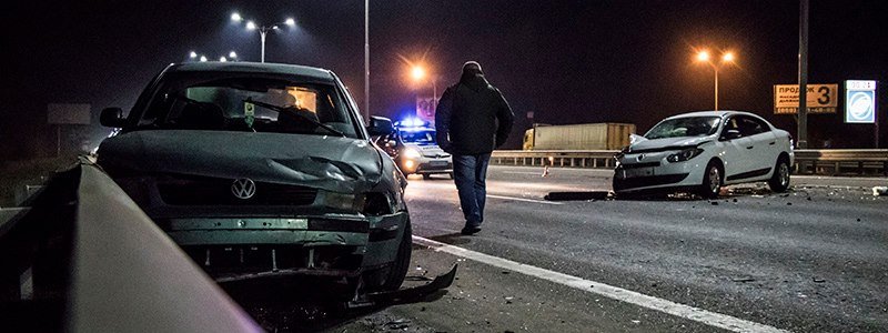 На въезде в Киев 4 полосы дороги не поделили 3 автомобиля: пострадали двое