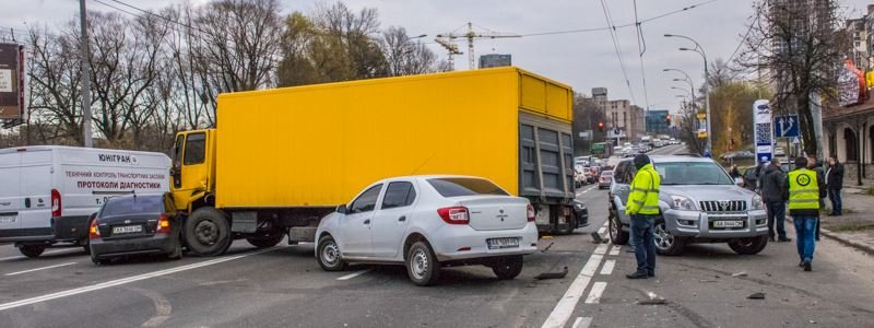 На проспекте Лобановского грузовик с отказавшими тормозами разгромил пять авто