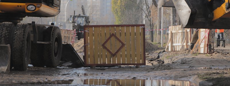 В Киеве прорвало трубу: дорогу перекрыли