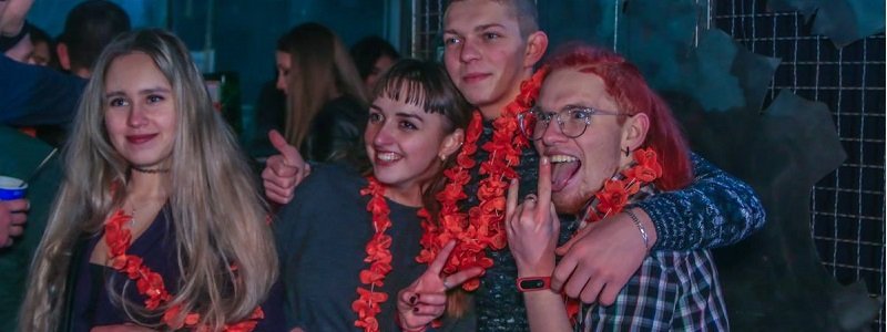 В Киеве студенты отметили свой праздник с алкоголем, "селюками" и Bomfunk MC's