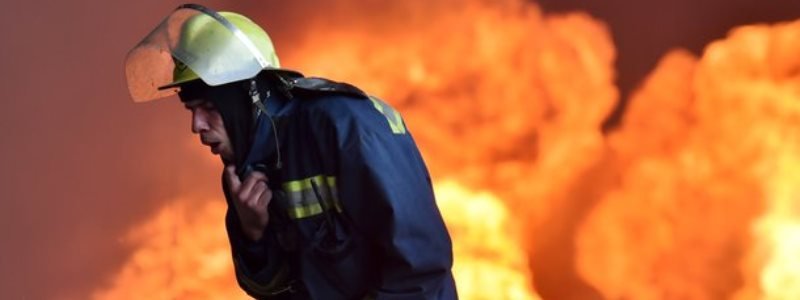 Пожар на Лесном в Киеве: ГСЧС спасала мужчину от смерти