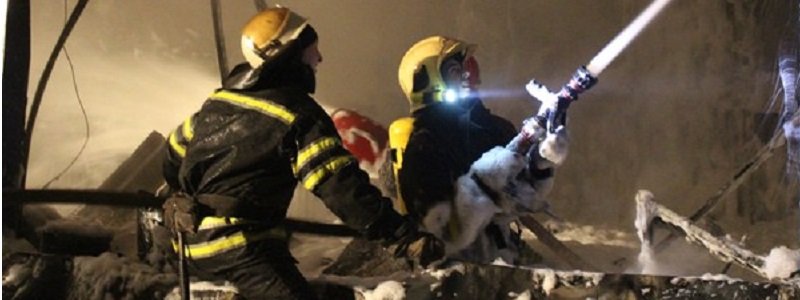 Пожар на складе красок в Киеве тушили более 70 спасателей