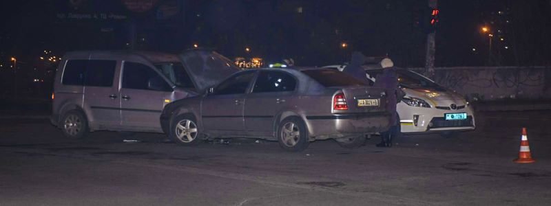 В Киеве Skoda и Volkswagen не поделили перекресток: пострадала женщина