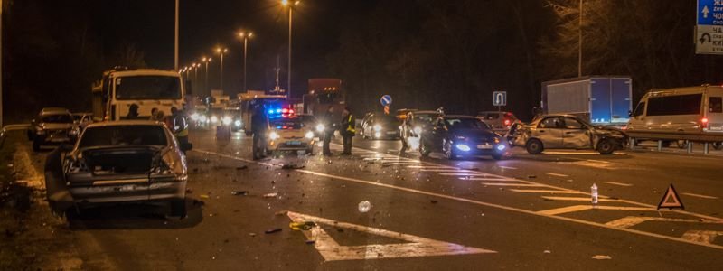 ДТП на въезде в Киев: водитель вылетел через заднее стекло