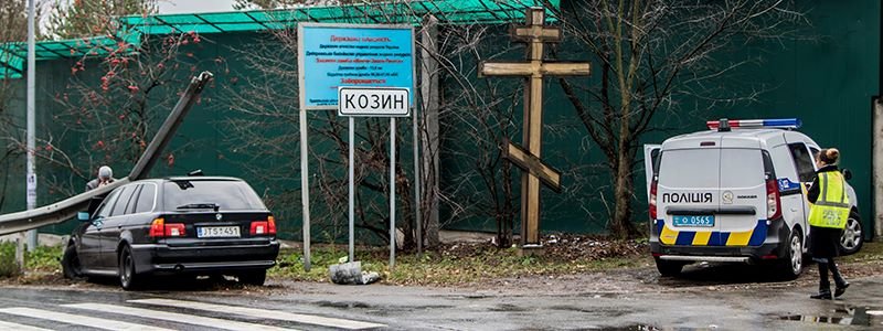Под Киевом водитель BMW на евробляхах чудом выжил после въезда в отбойник
