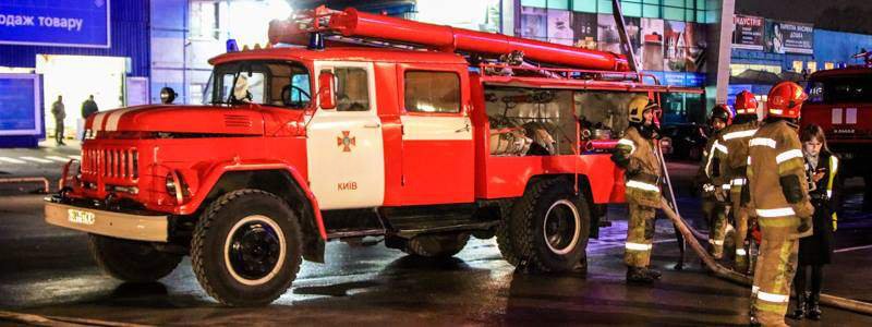 Три горящих киоска оставили без сна спасателей Киева