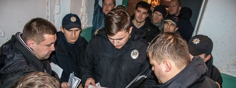 В центре Киева семеро мужчин пытались выселить бабушку: подробности захвата