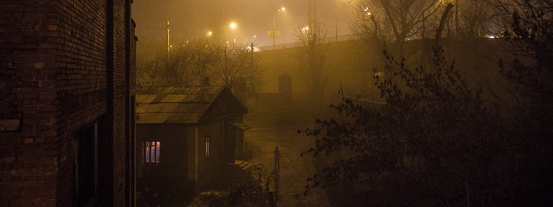 Правый берег Киева окутал загадочный дым
