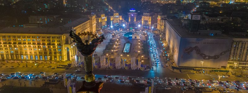 В Киеве подсветили монумент Независимости в честь борьбы с насилием