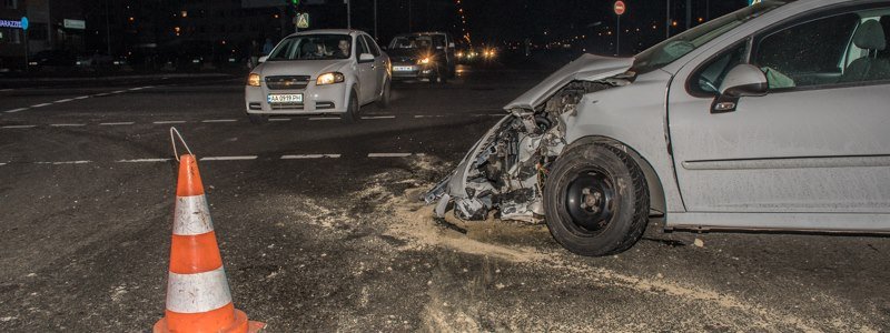 ДТП в Киеве: автомобиль вылетел с проезжей части и снес ограждение