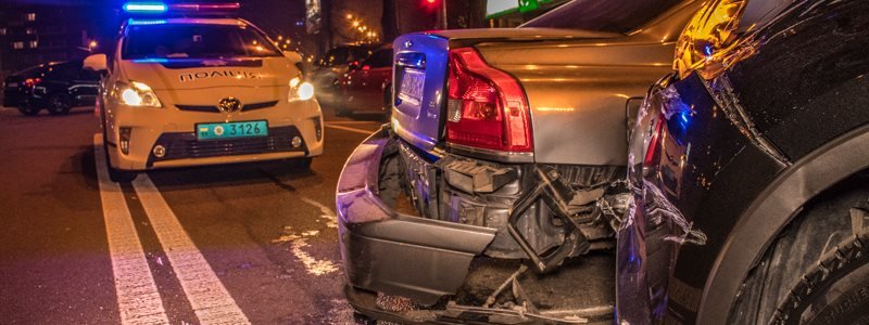 В Киеве водитель перепутал сигнал светофора и протаранил две машины