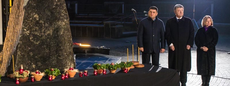 Солдат без сознания и новый закон: в Киеве Порошенко и обычный народ почтили жертв Голодомора