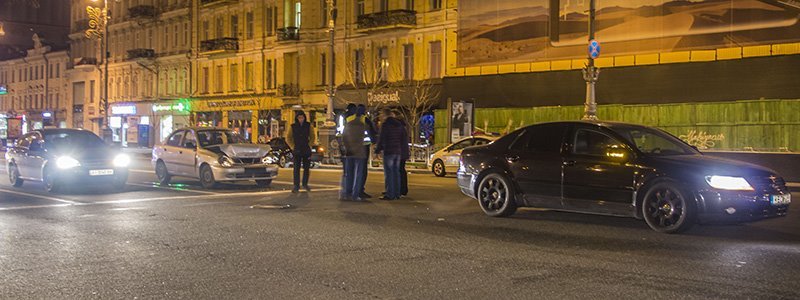 В Киеве возле ЦУМа пьяный водитель на чужой машине протаранил Volkswagen