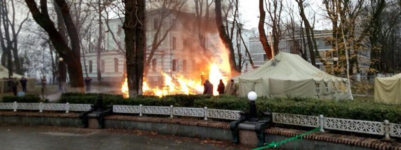Пожар в центре Киева: под Радой сгорела палатка