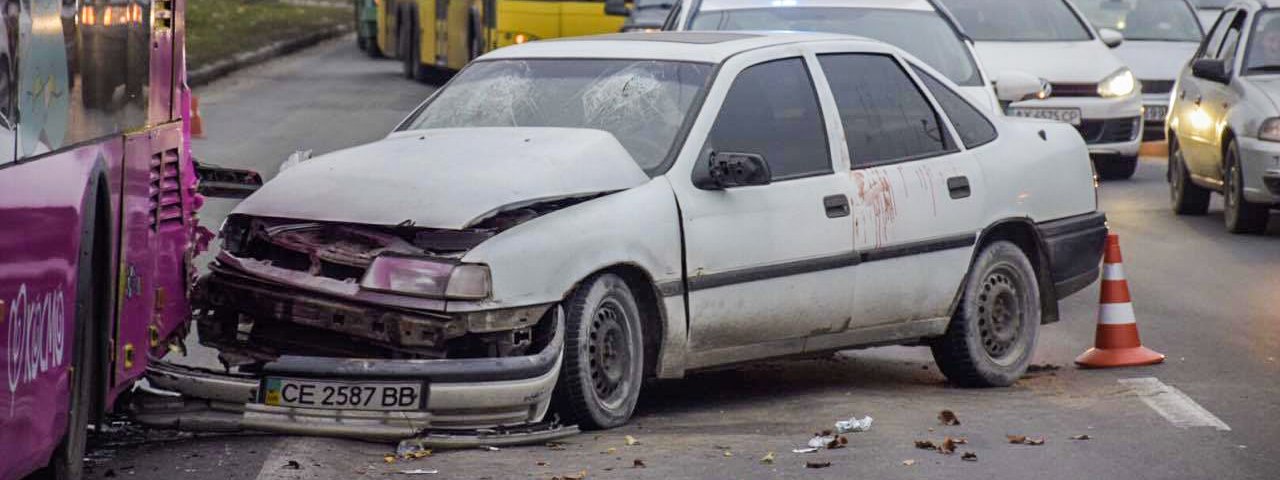 На проспекте Степана Бандеры Opel Vectra влетел в троллейбус: есть пострадавшие