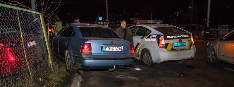 На Академгородке авто на "евробляхах" влетело в парковку: пассажира увезла скорая