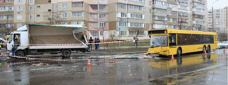 В Киеве автобус с 4-летним пассажиром влетел в припаркованный грузовик