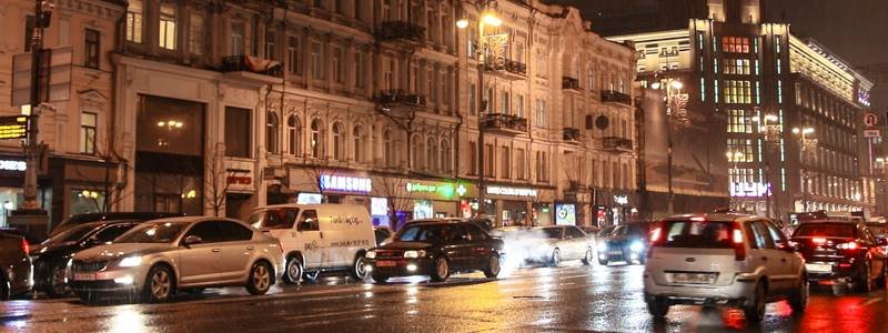 Непогода в Киеве: улицы засыпает мокрым снегом