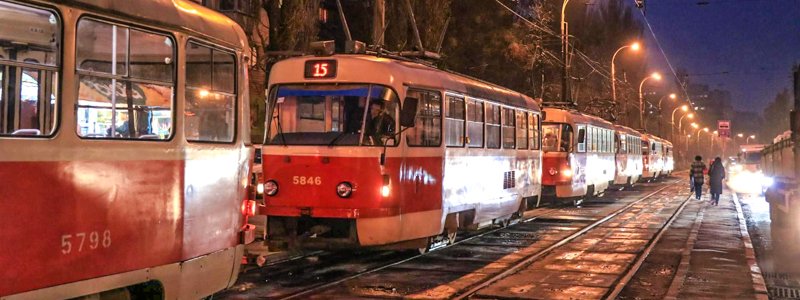 В Киеве столкнувшиеся Volkswagen и Nissan перекрыли движение трамваев