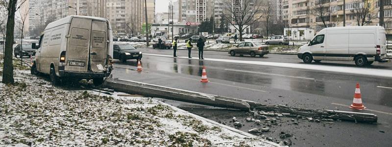 В Дарницком районе микроавтобус снес фонарный столб: пострадал парень