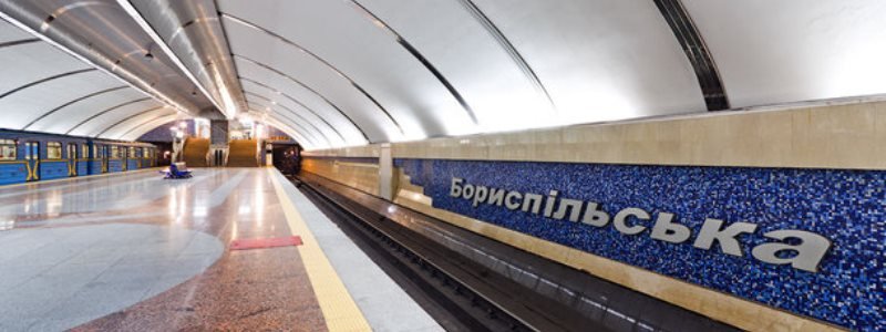 В Киеве на рельсы метро упал мужчина: подробности