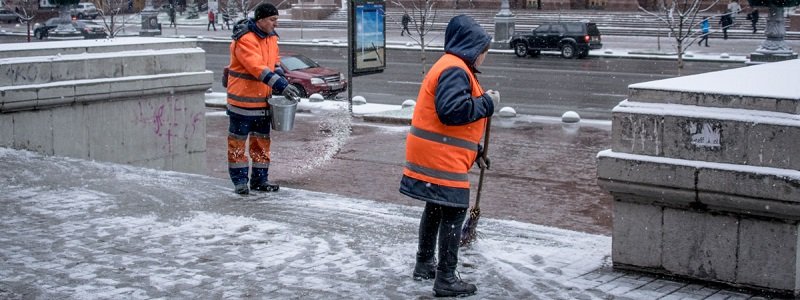 Гололед и снег: с непогодой в Киеве боролись 4000 дворников и 242 единицы спецтехники