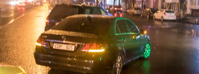 В Киеве Посол Египта на Mercedes протаранил KIA украинки и потребовал у нее 650 долларов
