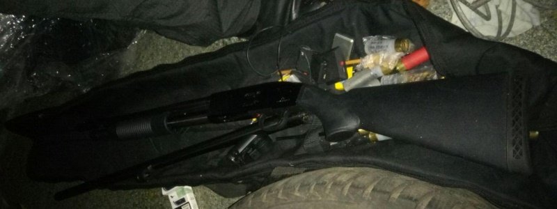 По ночному Киеву на микроавтобусе прокатился наркоман с ружьем и мачете