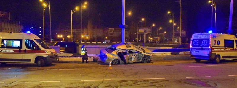 В Киеве пьяный водитель на Honda перевернулся и влетел в отбойник