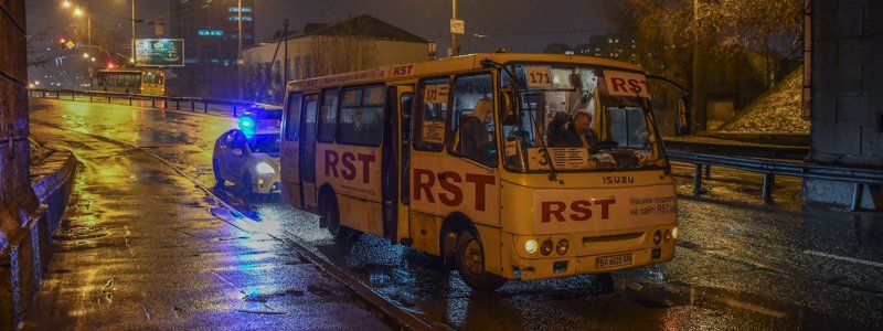 В Киеве водитель автобуса спас жизнь пешехода, чем вызвал недовольство пассажиров