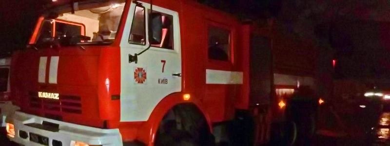 В Киеве горел склад завода: огонь едва не задел соляную кислоту