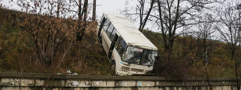 На Новобеличах водитель автобуса не справился с управлением и протаранил отбойник