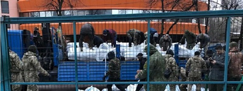 В Киеве заблокировали здание телеканала NewsOne: подробности