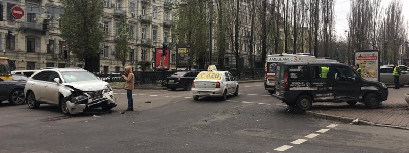 В центре Киева Lexus не заметил регулировщика и въехал в Fiat