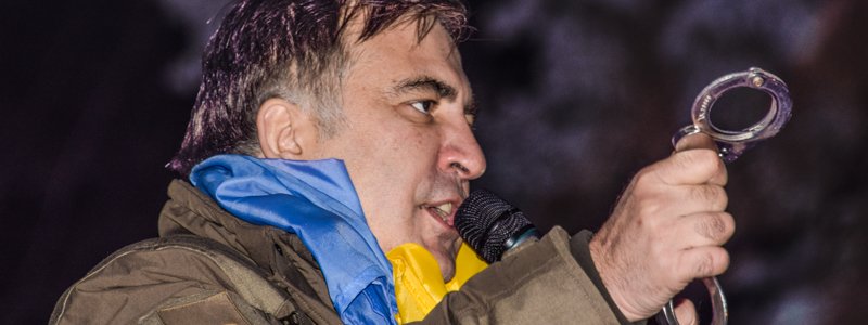 Гречка с салом, палатки и наручники: под Верховной Радой митингуют в поддержку Саакашвили