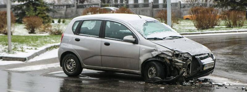 Авария на Броварском проспекте: посреди дороги стоит разбитый Chevrolet